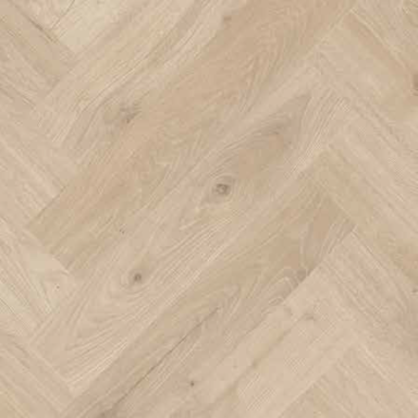Suelo de madera clara en patrón de espiga.