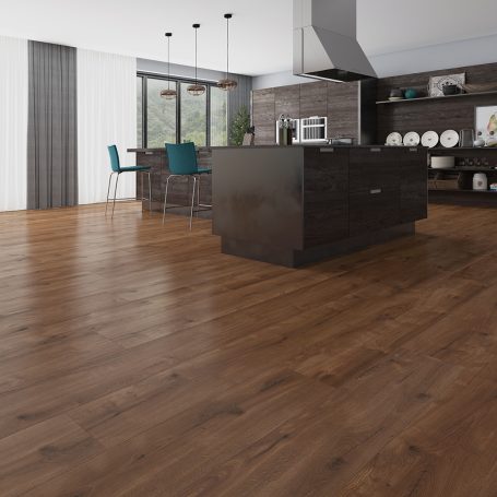 Cocina moderna con suelo de madera oscura y muebles en tonos oscuros y claros.