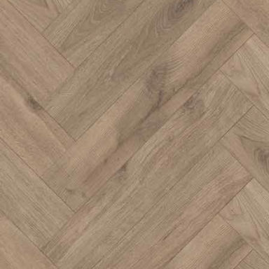 Suelo de madera en patrón de espiga, en tonos claros y textura natural.