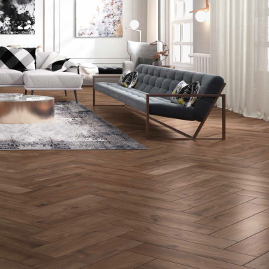 Sala moderna con sofá gris, mesa de centro y suelo de madera en patrón de espiga.